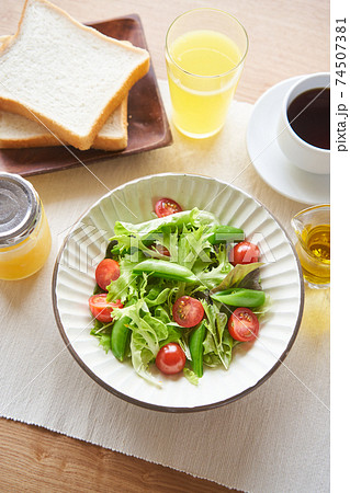 大盛りのサラダ 74507381