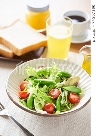 大盛りのサラダ 大盛りのサラダ 74507390