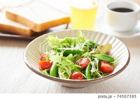 大盛りのサラダ 74507395