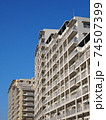 青空を背景にした白いマンション　縦構図 74507399