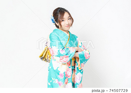 白背景の前で腕組みをする振袖を着た女性の写真素材
