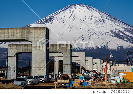 国道138号バイパス建設現場 ぐみ沢IC付近 富士山背景の写真素材