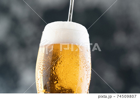 ビール　注ぐ 74509807