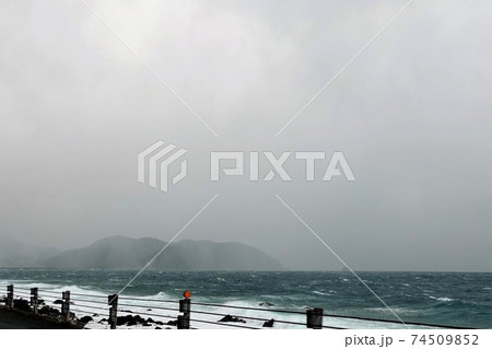 寒波襲来真冬日 風雪荒れる海 北浦海岸 寒波襲来真冬日 風雪荒れる海 北浦海岸 74509852