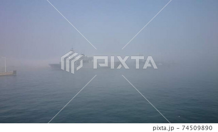 霧の向こうに突如現れた軍艦 74509890