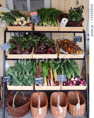スウェーデン・ストックホルムのローゼンダール・トレードゴード・カフェの野菜 74509940