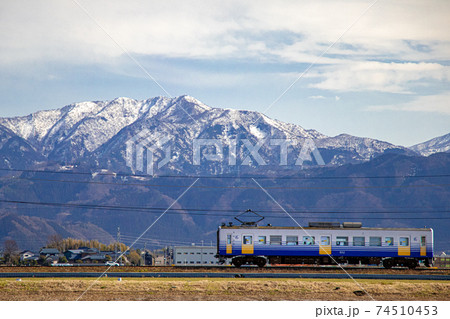 早春の福井平野、残雪の山を背に走るえちぜん鉄道の電車 早春の福井平野、残雪の山を背に走るえちぜん鉄道の電車 74510453