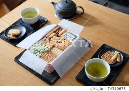 お家で3時のおやつタイムにクッキーと緑茶を 74510673