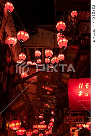 夜の吉祥寺ハーモニカ横丁の提灯 74510882