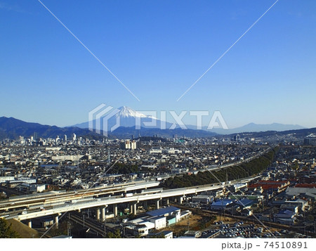 ＜静岡市＞富士山と静岡市街（静岡市街を一望） 74510891