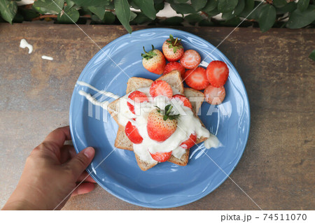 bread, toast with whipped cream 74511070