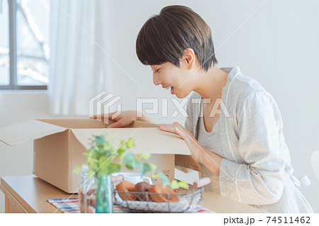 女性　ライフスタイル　荷物 74511462