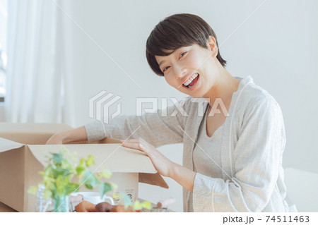 女性　ライフスタイル　荷物 74511463