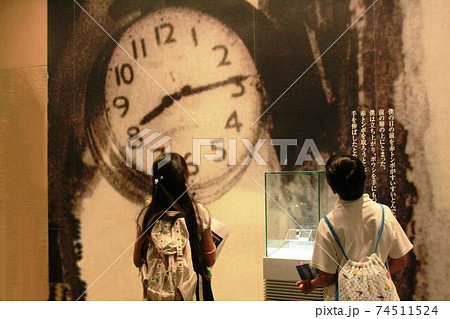 広島平和記念資料館の止まった時計を見学する児童 広島平和記念資料館の止まった時計を見学する児童 74511524