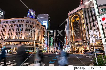 日本の東京都市景観　緊急事態宣言あす決定。1591人感染で最多。車などの流れは絶えない…＝6日、銀座 74511647