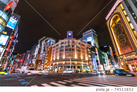 日本の東京都市景観　緊急事態宣言あす決定。1591人感染で最多。車などの流れは絶えない…＝6日、銀座 74511652