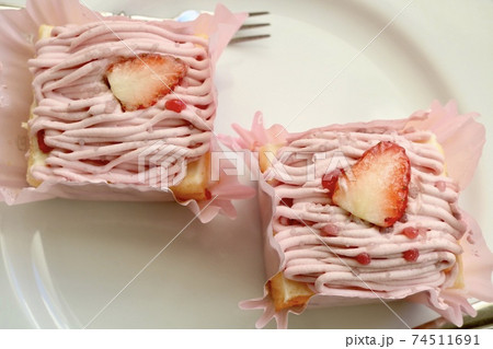 イチゴのモンブラン高級美味しそうグルメ・スイーツ 74511691