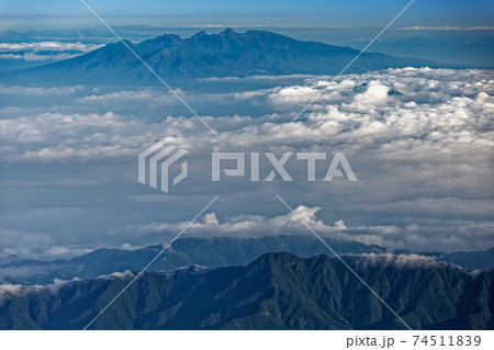 富士山山頂から見る雲上の八ヶ岳の写真素材 [74511839] - PIXTA