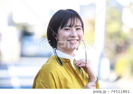 音楽を聴く女性 74511861