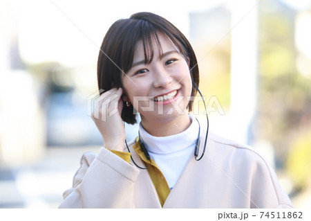 音楽を聴く女性 74511862