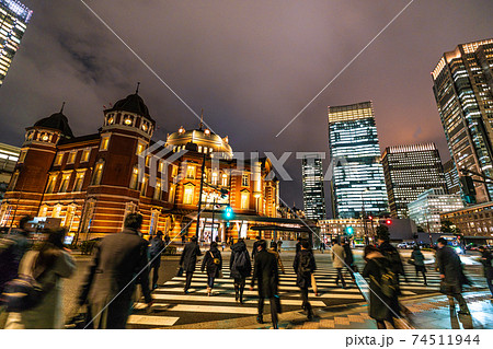 日本の東京都市景観　緊急事態宣言あす決定。1591人感染で最多。暗雲広がる東京駅…ビジネス戦士＝6日 74511944