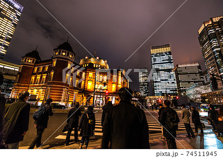 日本の東京都市景観　緊急事態宣言あす決定。1591人感染で最多。暗雲広がる東京駅…ビジネス戦士＝6日 74511945