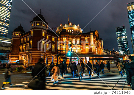 日本の東京都市景観 緊急事態宣言あす決定。1591人感染で最多。暗雲広がる東京駅…ビジネス戦士=6日 日本の東京都市景観 緊急事態宣言あす決定。1591人感染で最多。暗雲広がる東京駅…ビジネス戦士=6日 74511946