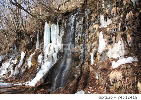 湯川渓谷林道の氷柱と滝と虹 74512418