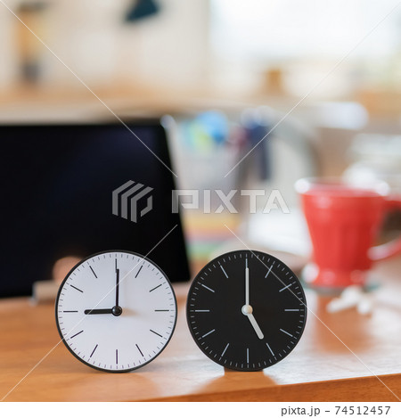 働き方改革　9時から5時までのイメージ　ダイニングテーブルの時計　正方形 74512457