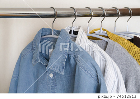 ハンガーラックにかかった洋服 74512813