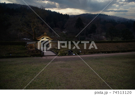 福井県一乗谷朝倉氏遺跡の唐門の夕景 福井県一乗谷朝倉氏遺跡の唐門の夕景 74513120