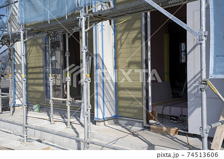 足場の組んである住宅新築工事現場の風景の写真素材