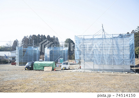 足場の組んである住宅新築工事現場の風景 足場の組んである住宅新築工事現場の風景 74514150