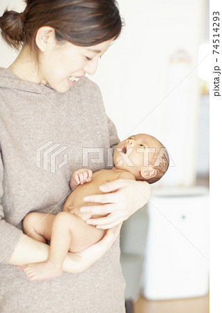 母親に抱かれる新生児 74514293