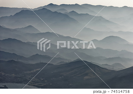 富士山山頂から見る朝もやの山並み 74514758