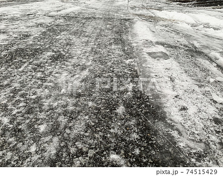 雪で凍結した道路 74515429