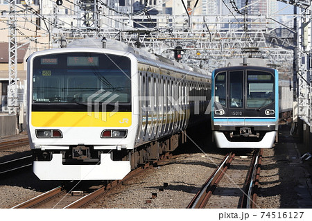 中央総武緩行線E231系と東西線15000系、すれ違いの写真素材 [74516127