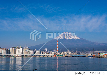 （静岡県）田子の浦港から眺める、富士山 74516133