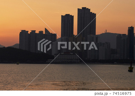 夕焼け 日没 海 74516975