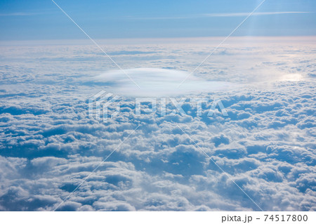 飛行機の窓から見える雲海 飛行機の窓から見える雲海 74517800