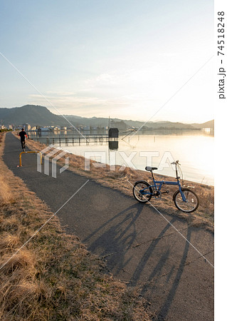 湖畔の夕暮れ サイクリングのイメージ(東郷池) 湖畔の夕暮れ サイクリングのイメージ(東郷池) 74518248