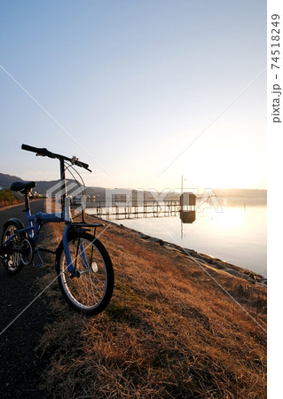 湖畔の夕暮れ サイクリングのイメージ(東郷池) 湖畔の夕暮れ サイクリングのイメージ(東郷池) 74518249