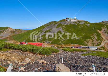 岐阜県(長野県)の乗鞍岳(朝日岳)2850m付近から摩利支天岳、肩の小屋方面を見る 74518804