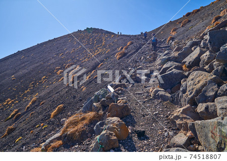 岐阜県(長野県)の乗鞍岳(朝日岳)山頂付近から剣ヶ峰の山頂方面を見る 74518807