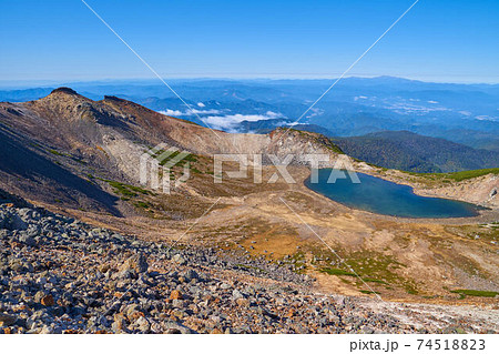 岐阜県(長野県)の乗鞍岳の頂上小屋付近から西側(権現池,大日岳,屏風岳)方面を見る 岐阜県(長野県)の乗鞍岳の頂上小屋付近から西側(権現池,大日岳,屏風岳)方面を見る 74518823