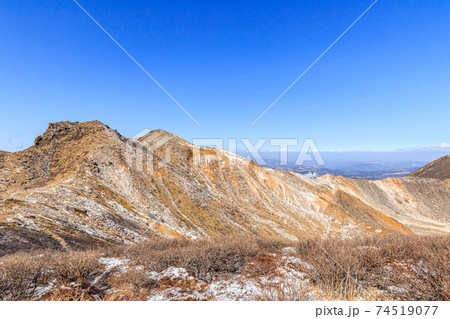 冬のくじゅう連山 久住分かれ登山道から見た硫黄山と星生崎(久住分かれ~天狗ヶ城) 大分県玖珠郡 冬のくじゅう連山 久住分かれ登山道から見た硫黄山と星生崎(久住分かれ~天狗ヶ城) 大分県玖珠郡 74519077