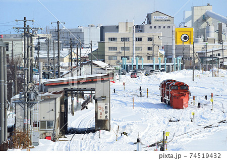 苗穂運転所構内で今夜の除雪作業に備えるラッセル機関車 苗穂運転所構内で今夜の除雪作業に備えるラッセル機関車 74519432