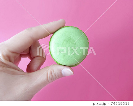 緑色のマカロンを選ぶ 74519515