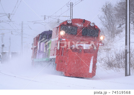 大雪の中を小樽へ向けて回送されるラッセル車 74519568
