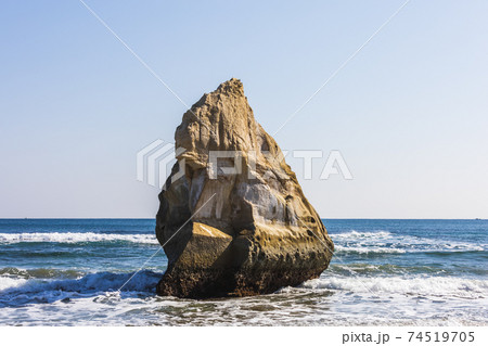 茨城県日立市 国分町の海岸の岩 茨城県日立市 国分町の海岸の岩 74519705